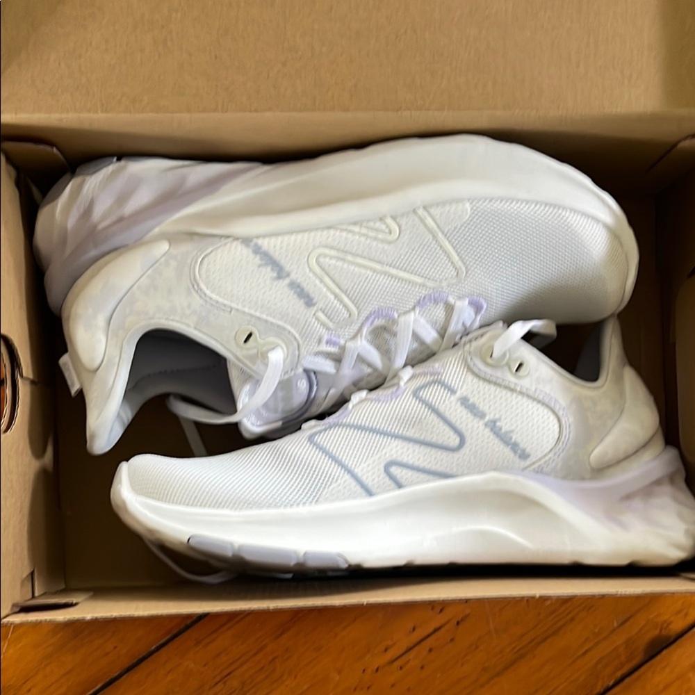 NWT New Balance White Women's Fresh Foam Roav v2 Sneakers Size 8
